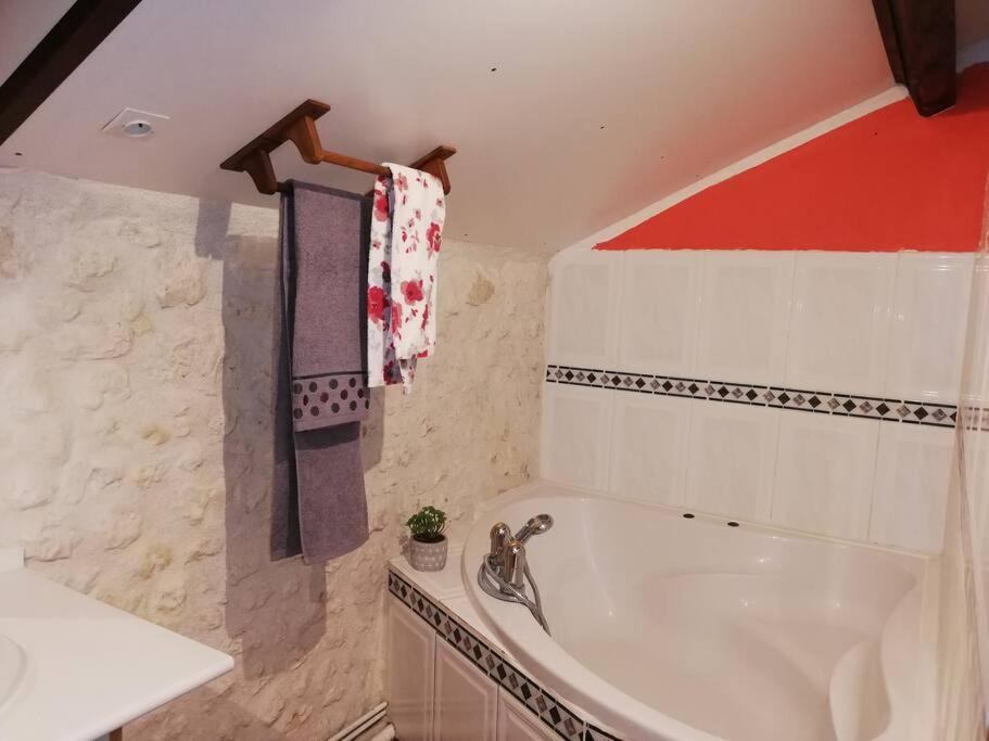 Maison Charentaise A La Campagne Becheresse Exteriör bild